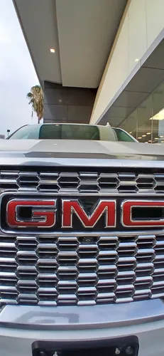 GMC Yukon DENALI 10 VEL AWD AT