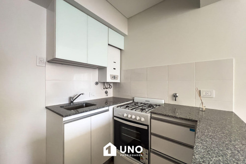 1º De Mayo Y 9 De Julio - Amplio Dpto De 1 Dormitorio. Cochera Disponible.
