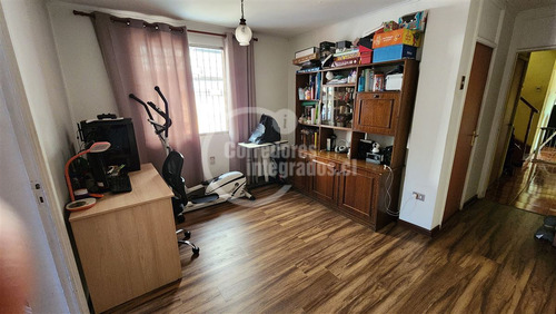 Casa En Venta De 5 Dorm. En Macul
