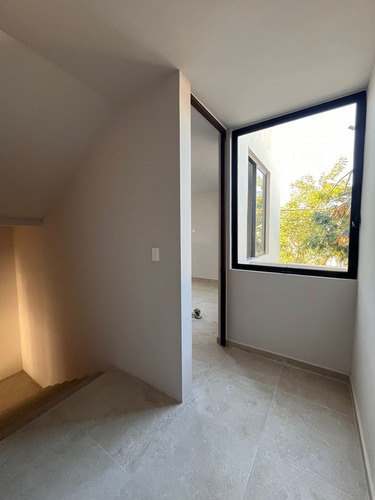 Casa En Venta De 3 Recamaras Con Cuarto De Servicio Ubicada En Montes De Ame.