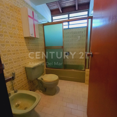 Imagen 15 de 24 de Hermoso Town House En Longa España Con Vista Al Mar, Piscina Privada Y Gran Potencial De Remodelación.