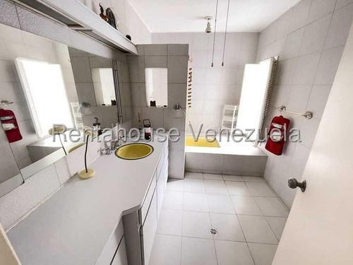 Agp Casa Con Cocina Moderna, Excelente Área De Reuniones, En Venta Ubicada En Calle Cerrada, En Alta Florida 25-11358 Ys
