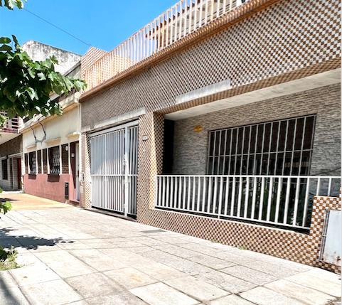 Casa En Liniers  De 4 Ambientes