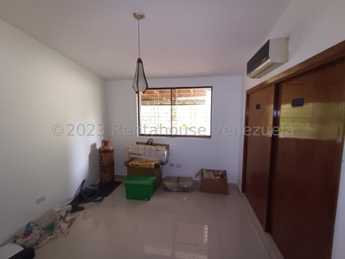 Casa En Venta En Colinas De Guataparo Valencia Mm Carabobo Con Patio Jardin Vigilancia Y Agua De Manantial