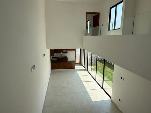 Estrena Casa Con Recámara En Planta Baja, Amplios Espacion 3 Recámaras Cada Una Con Baño. Casa Club Con Alberca.