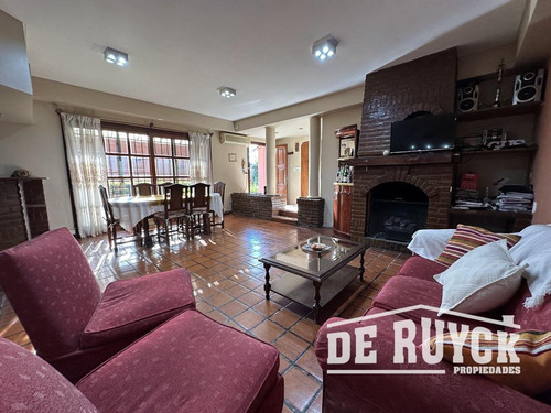 Casa Desarrollada En Una Sola Planta Sobre Amplio Lote