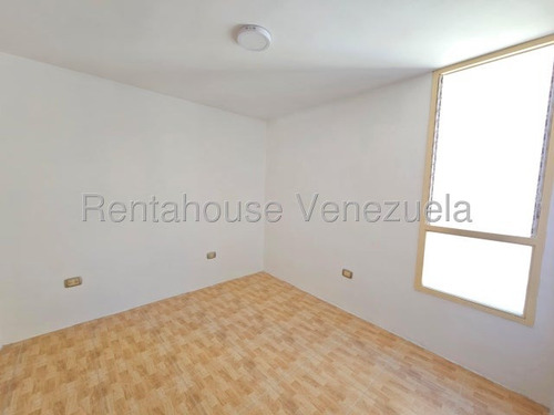 Cómodo Apartamento En Venta Urb. Base Aragua, Maracay, Con Conexión A Pozo, 25-12202 Mv