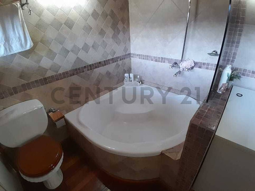 Casa 3 Ambientes Con Consultorios En Esquina - Ubicación Privilegiada En José Mármol.