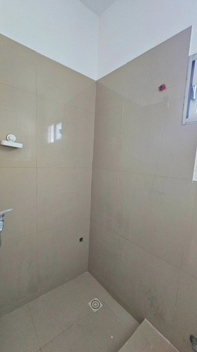 Casa En Tres Cruces, Con Renta De $ 32.000/mes Con Garantía Anda. A 1 Cuadra De Bulevar Artigas Y 2 Del Shopping Y Terminal