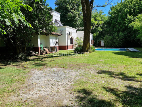 Casa Chalet En Venta O Permuta Ubicado En Parque Leloir, Ituzaingó, G.b.a. Zona Oeste