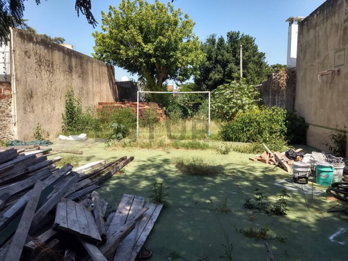 Lote De 600m2 Con Construcción A Reciclar
