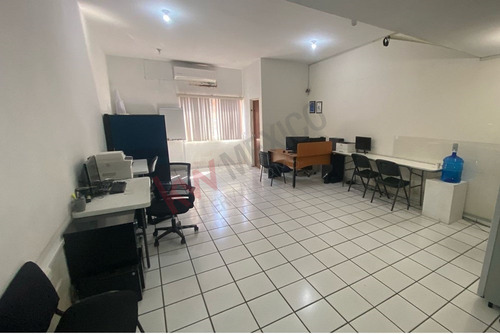 Local En Venta De 60.75 M² En Fovissste Playa Azul: Ideal Para Oficina Con Estacionamiento