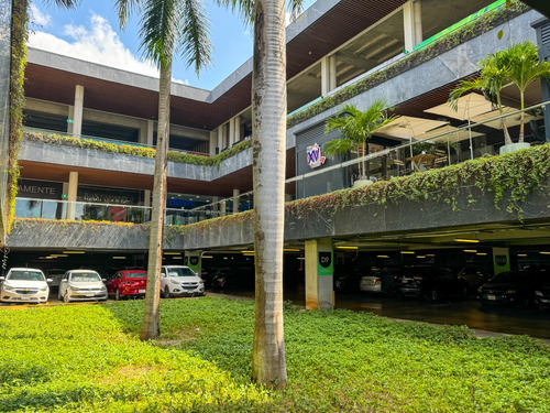 Av Cámara De Comercio Local Comercial Renta Plaza Urban Center