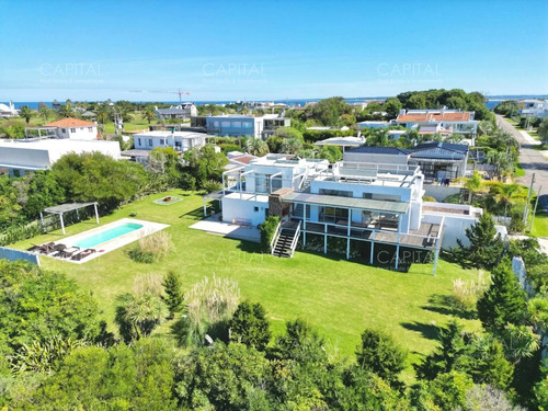 Casa En Venta En Pueblo De José Ignacio Cuatro Dormitorios Y Dependencia