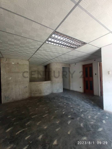 En Alquiler Terreno Con Edificio Comercial
