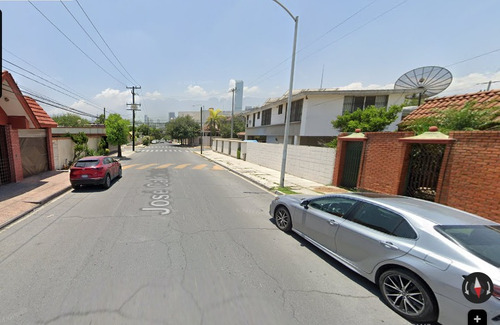 Casa Ubicada En Colonia Chepevera Monterrey Nuevo León México. Con 4 Recamaras Y 506m2. Entre Av. Simón Bolívar Y Gral. Pablo González Garza.