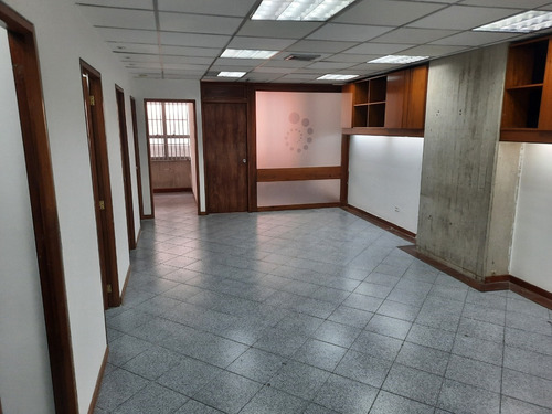 Imagen 4 de 9 de Oficina En Edificio Comercial. Excelente Ubicación, Frente Estacion Metro Los Cortijos