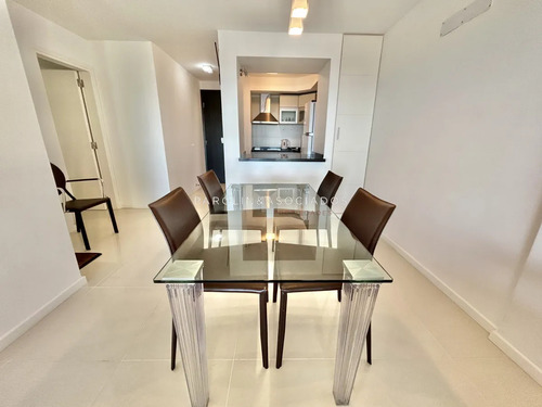 Apartamento En Venta De 2 Dormitorios En Icon Tower, Punta Del Este.