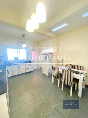 Venta Casa 5 Ambientes Con Parque Y Piscina En Haedo. Excelente Propiedad