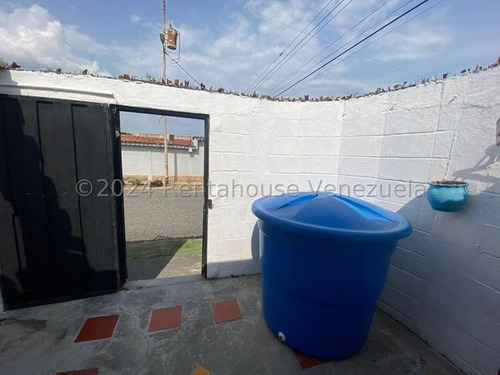 Naudy Escalona & Maribel Morillo Asesores Inmobiliarios De Rentahouse Venden Fabulosa Casa En Excelente Zona De Cabudare