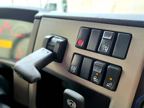 Volvo Vm 330 Ishift Leito Bitruck Ar Cond Carroceria Madeir