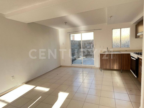Casa En 2 Niveles Con Patio De Servicio En Real Solare, El Marqués, Querétaro