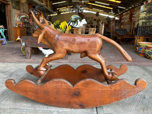 Escultura De Toro En Madera De Nogal Estilo Antiguo.