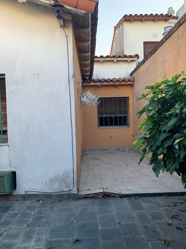 Casa 4 Amb Con Garage P/ 2 Autos, Jardin Y 2 Patios