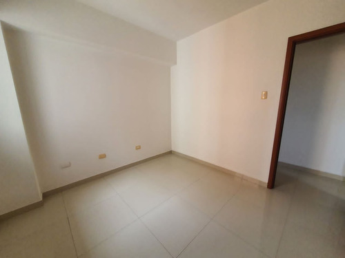 Elena Hidalgo Vende Apartamento En Res. Chelsea Court Obra Blanca Torre West, (solo Clientes)