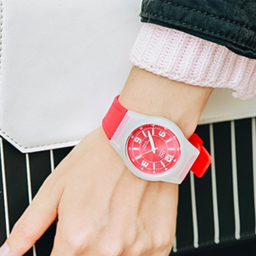Reloj para mujer con correa de silicona roja y transparente, bisel Q&Q, color transparente/blanco