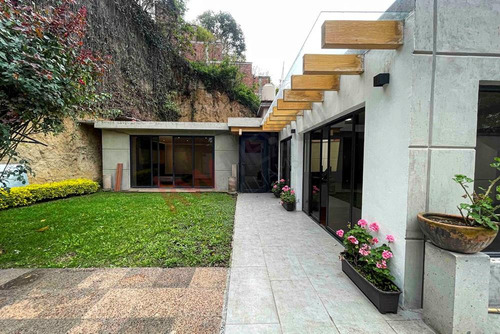 Espectacular Casa En Venta En Bosques De Las Lomas, Varios Niveles Con Jardín Y Remodelada