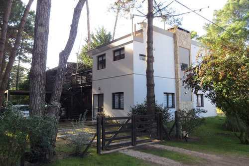 Imagen 3 de 24 de Casa En Venta-zona Lasalle-moderna Impecable- Excelente Entorno-permuta Por Casa