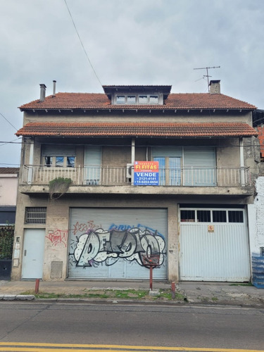 Venta De Casa De 4 Ambientes Con Local Sobre Importante Avenida !!!