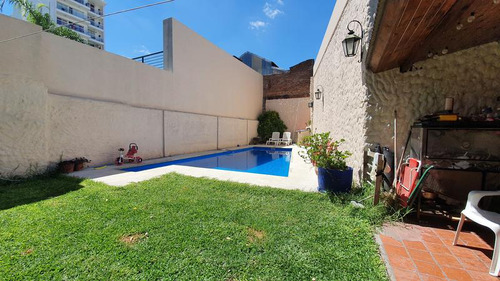 Casa De Tres Dormitorios Con Pileta Y Patio Ó Lote Apto Desarrollo