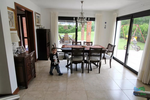 En Alquiler!! Moderna Casa Ubicada A 1 Cuadra Del Mar, Con Vista Parcial Desde El Dormitorio Principal.