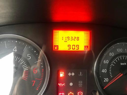 Imagem 2 de 10 de Renault Logan 2013 1.0 16v Expression Hi-flex 4p