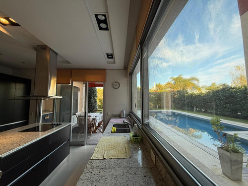 Casa De Seis Ambientes Con Piscina En Venta En Barrio Ombues De Hudson