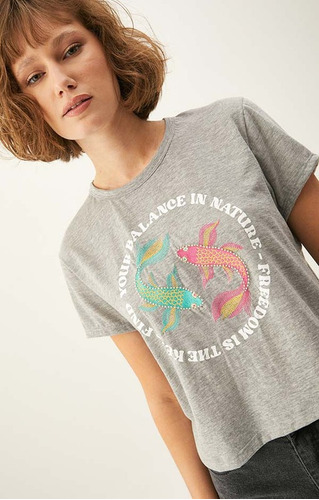 Imagen 2 de 5 de Remera Rimmel Rod Estampado De Peces Y Letras Para Mujer