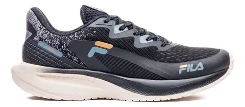 Tênis Fila Spritz masculino preto com entressola bege e detalhes em azul e laranja, visto de lado em fundo branco.