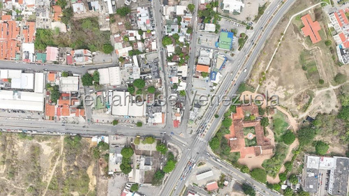 Local En Venta Ubicado En Cabudare Centro, Codigo 2 5 2 0 1 6 4, Mildred, Excelente Local Comercial, Tiene Acceso Por Las Dos Avenidas Principales, Ideal Para Cualquier Rubro, Cuena Con Santamaria