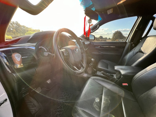 Imagen 8 de 15 de Toyota Hilux 2.8 Cd Srx 177cv 4x2