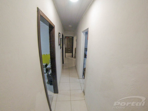 Ótima Casa No Bairro Ribeirão Fresco, Imóvel Conta Com 3 Dormitórios, 2 Banheiros, Cozinha, Sala De Estar E Jantar, Área De Festas, Área De Serviço E Um Excelente Espaço De Terreno. - 3579615v