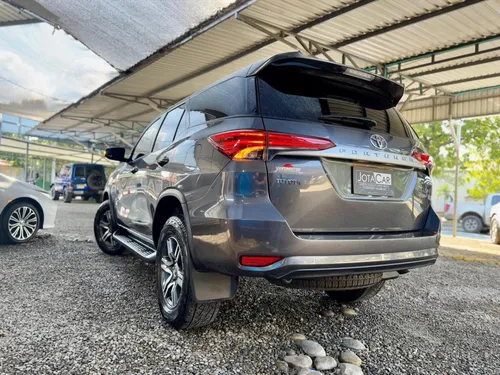 Toyota Fortuner 2.4 Diésel Sr 4X2