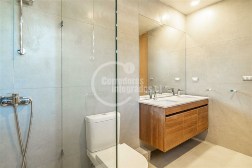 Casa En Venta De 6 Dorm. En Colina