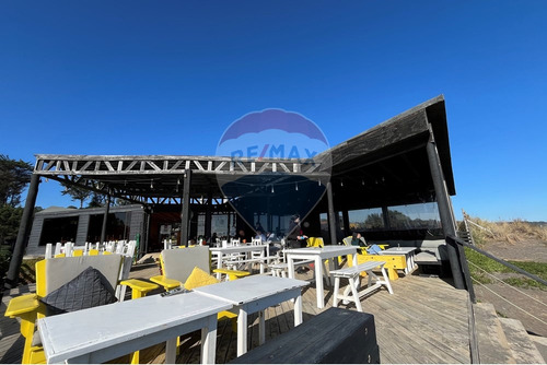 Local Con Clientes En Primera Linea De La Playa