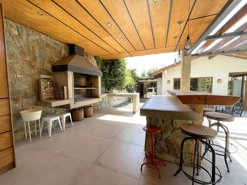 Se Vende Sitio De 2.964m Con Casa Completamente Remodelada.