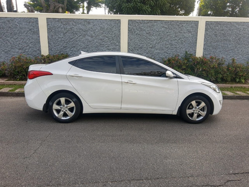 Imagem 5 de 10 de Hyundai Elantra 2014 2.0 16v Gls Flex Aut. 4p