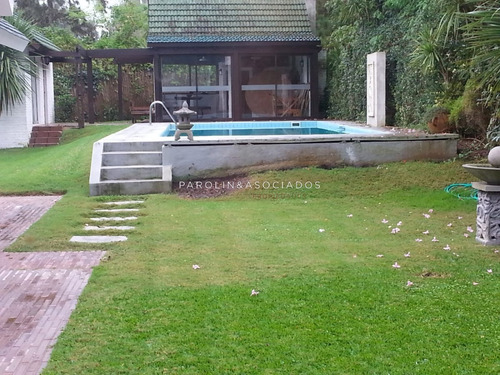 Gran Casa Ubicada En La Zona Del Golf, Punta Del Este.- Ref: 3030