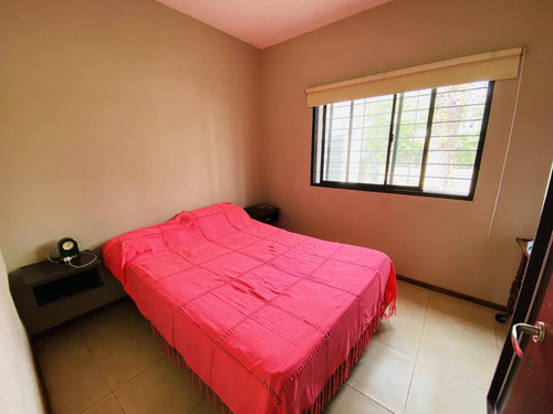 Imagen 7 de 11 de Venta Casa Con Pileta Y Jardin Forestado Roldan