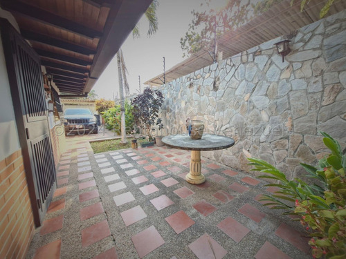 Jip 25-14401. Rent-a-house Vende Quinta De 890 Mts2, Rodeada De Bellos Jardines, Piscina, Parrillera Y Muchas Bondades Mas Que La Hacen Un Lugar Especial. En El Limón, Maracay